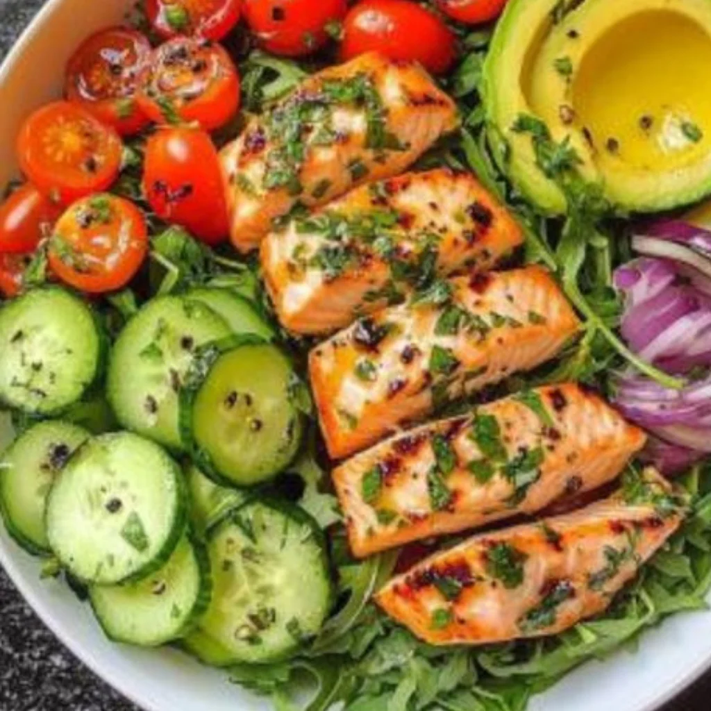 Gegrillter Lachs- und Avocadosalat